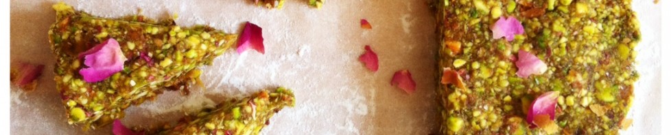 Dadel-pistache bar met rozen en anijs