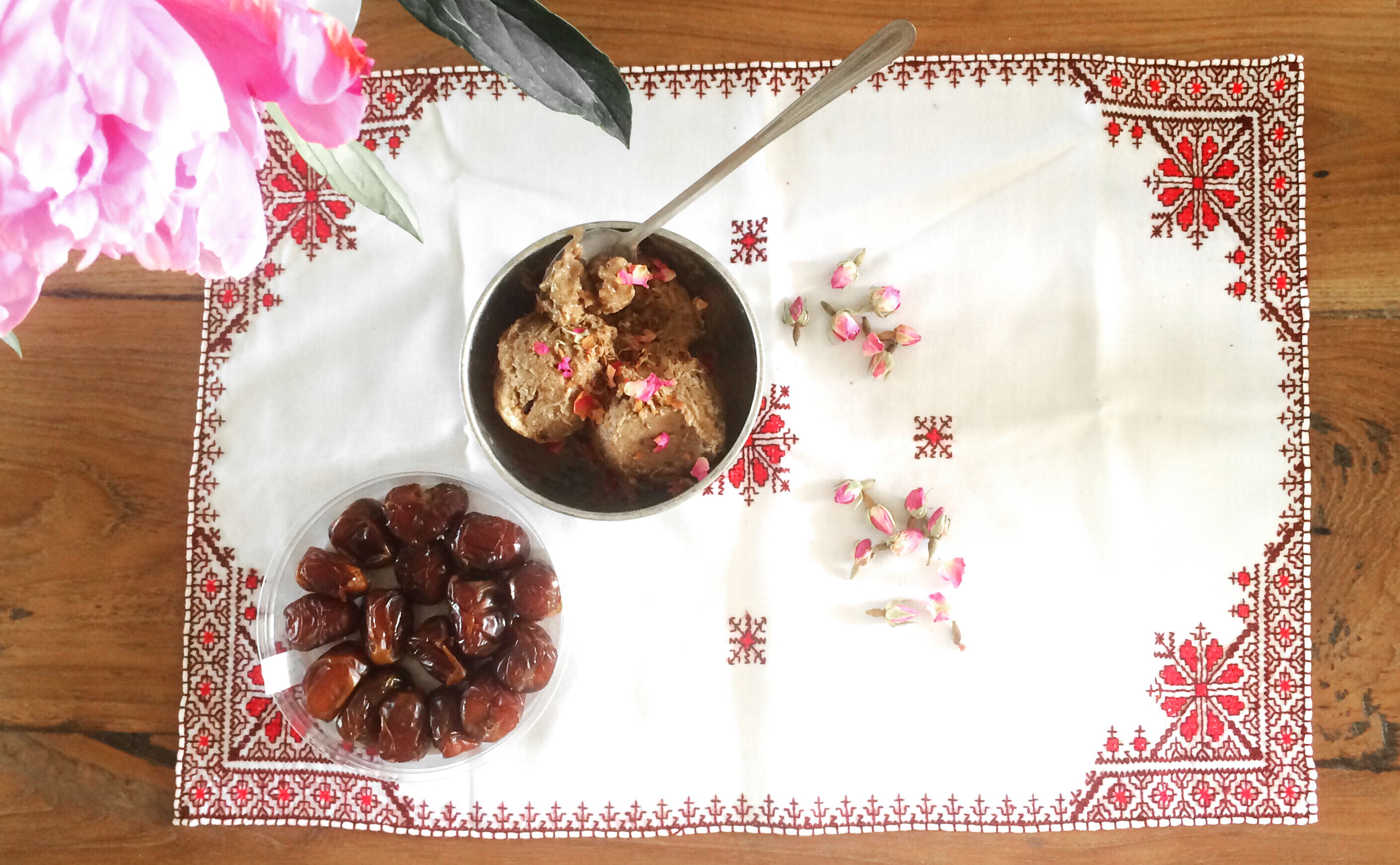A la minute kokos-dadelijs met Arabische koffie en rozenwater